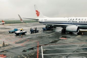 昨天全球首架涂装北京环球度假区主题班机首度亮相大兴机场